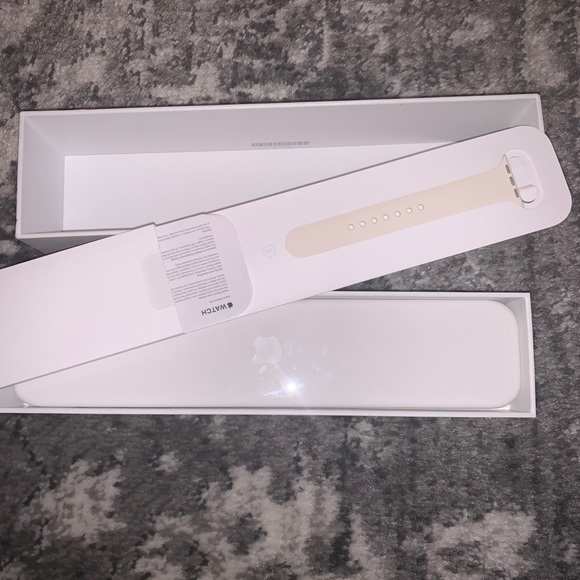(Sold!!) Series 1, Apple Watch gold 38mm - Picture 2 of 11